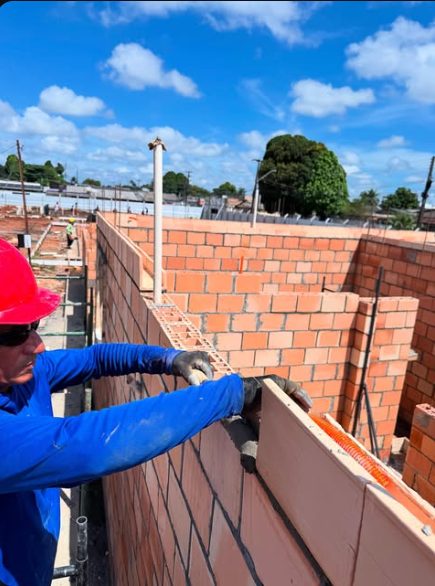 Profissional executando alvenaria em obra